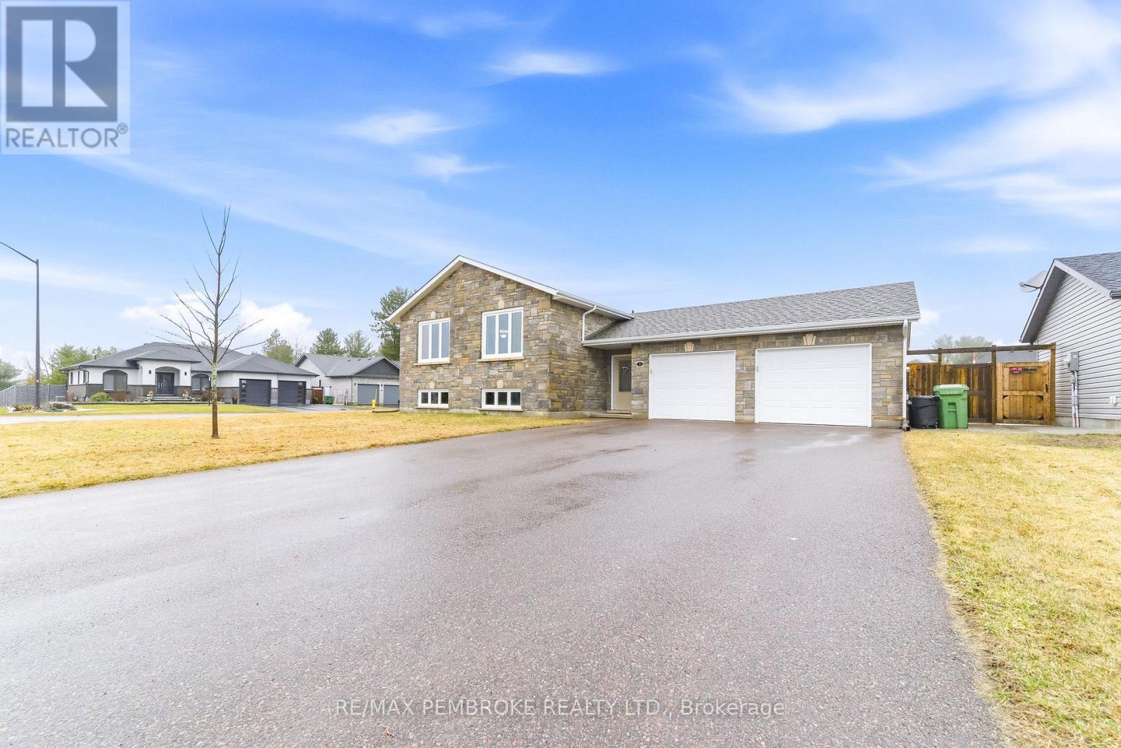 3 Nile Street, Petawawa, Ontario  K8H 0E8 - Photo 2 - X13013594