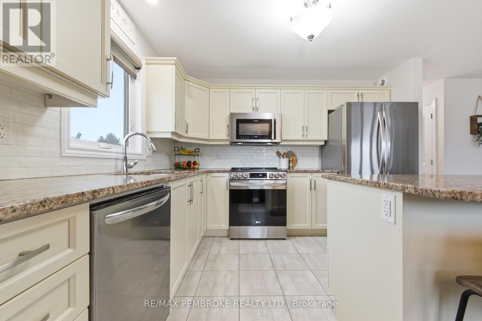 3 Nile Street, Petawawa, Ontario  K8H 0E8 - Photo 6 - X13013594