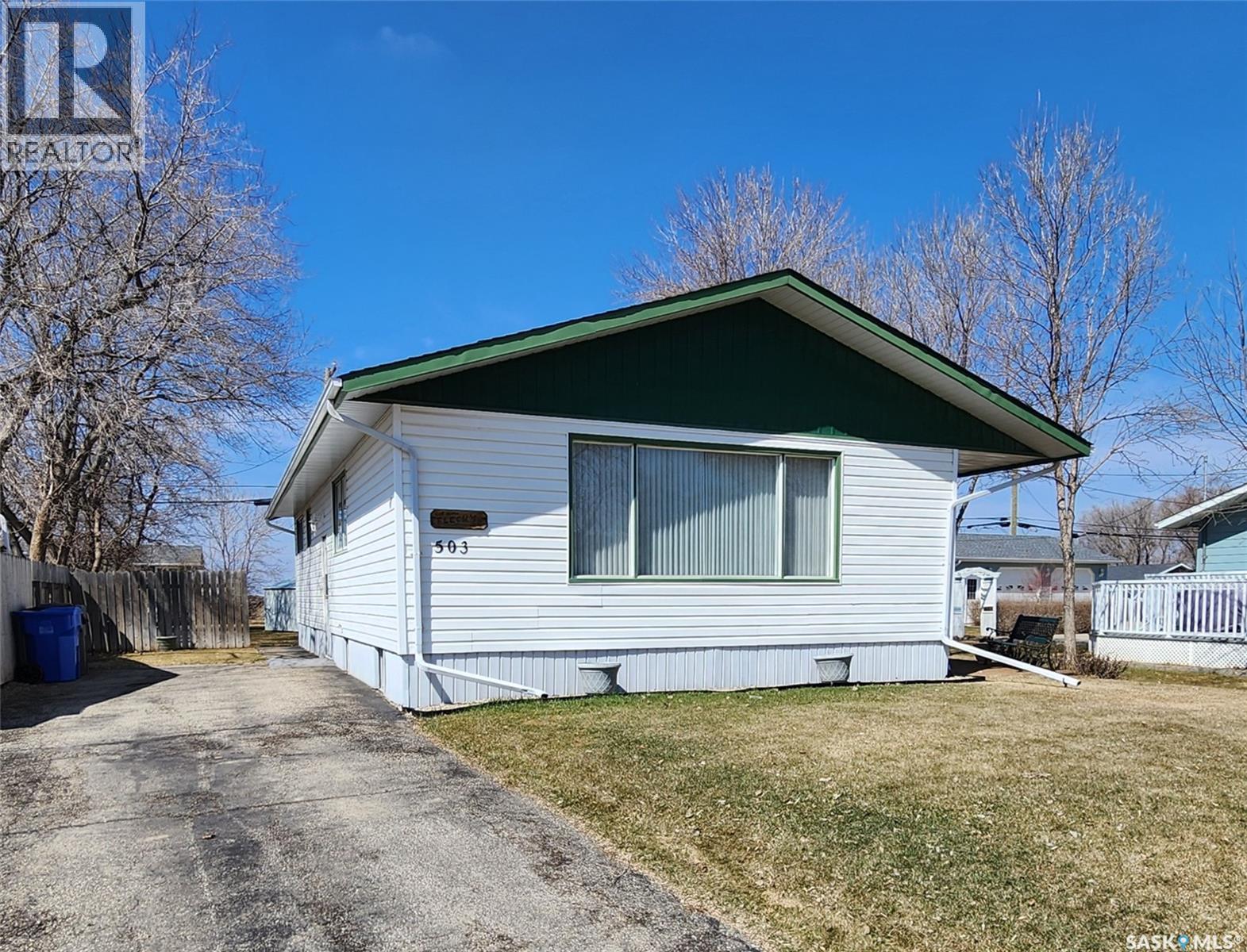 503 1st Avenue E, Lampman, Saskatchewan  S0C 1N0 - Photo 1 - SK033112