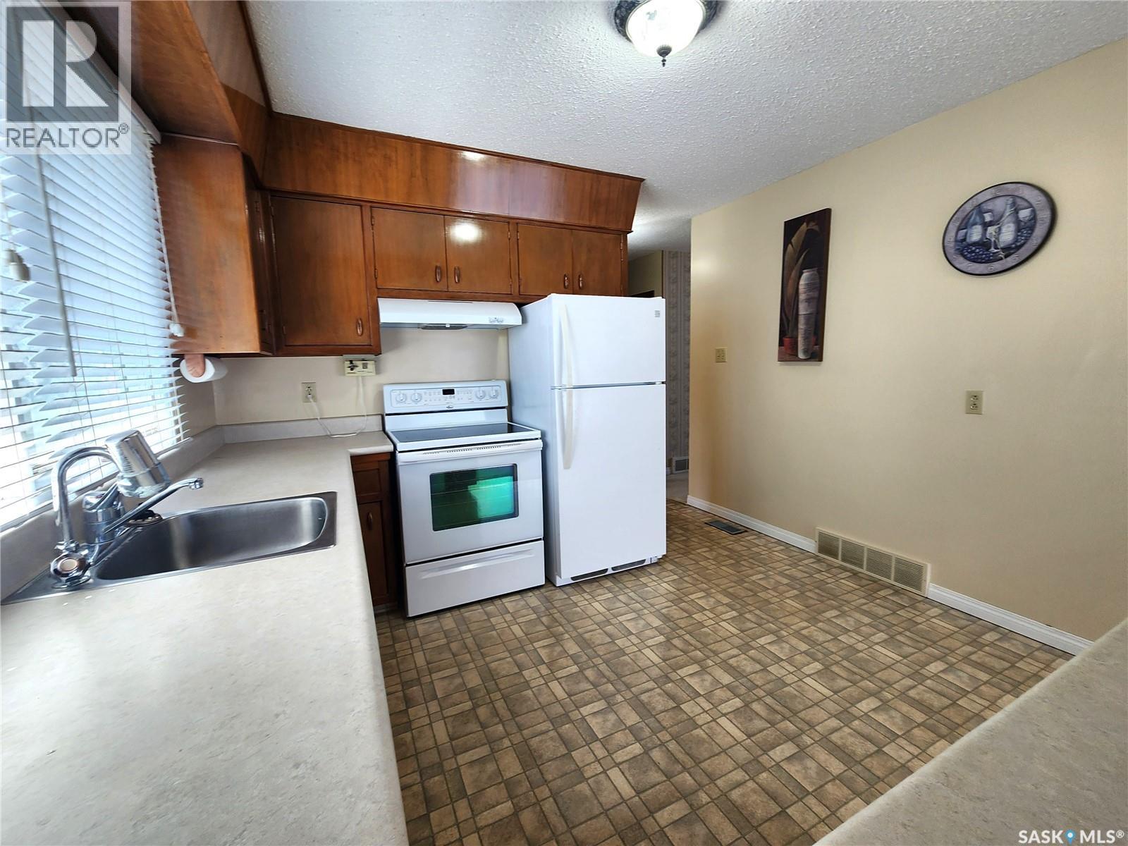 503 1st Avenue E, Lampman, Saskatchewan  S0C 1N0 - Photo 12 - SK033112