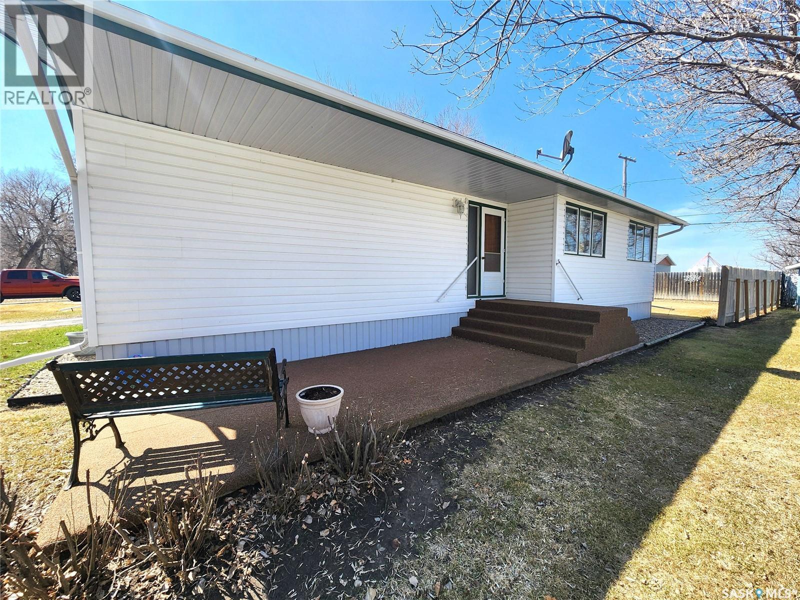 503 1st Avenue E, Lampman, Saskatchewan  S0C 1N0 - Photo 3 - SK033112