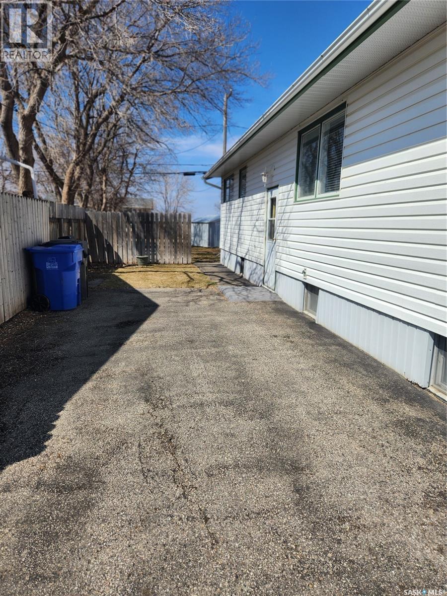 503 1st Avenue E, Lampman, Saskatchewan  S0C 1N0 - Photo 4 - SK033112