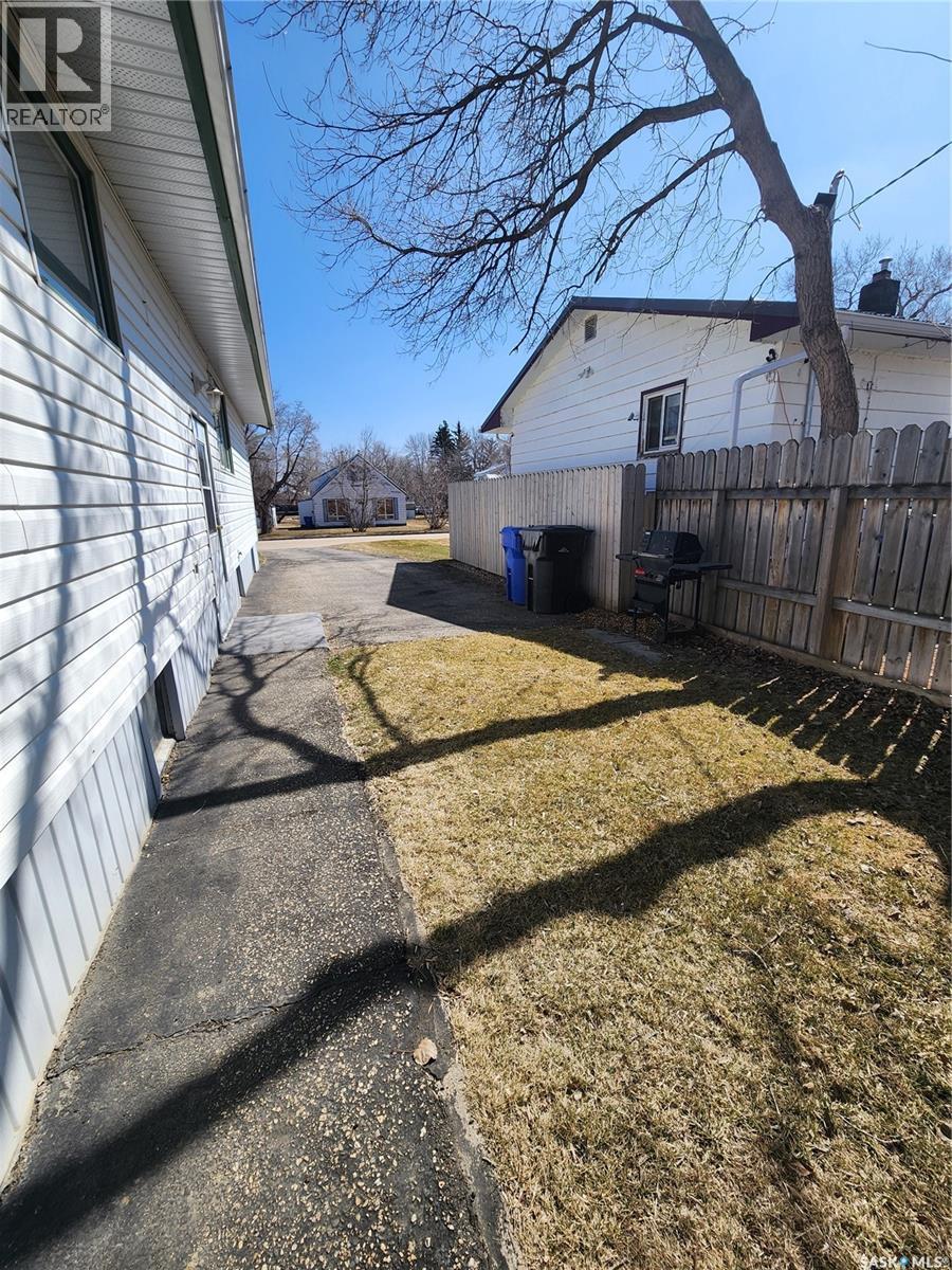 503 1st Avenue E, Lampman, Saskatchewan  S0C 1N0 - Photo 41 - SK033112