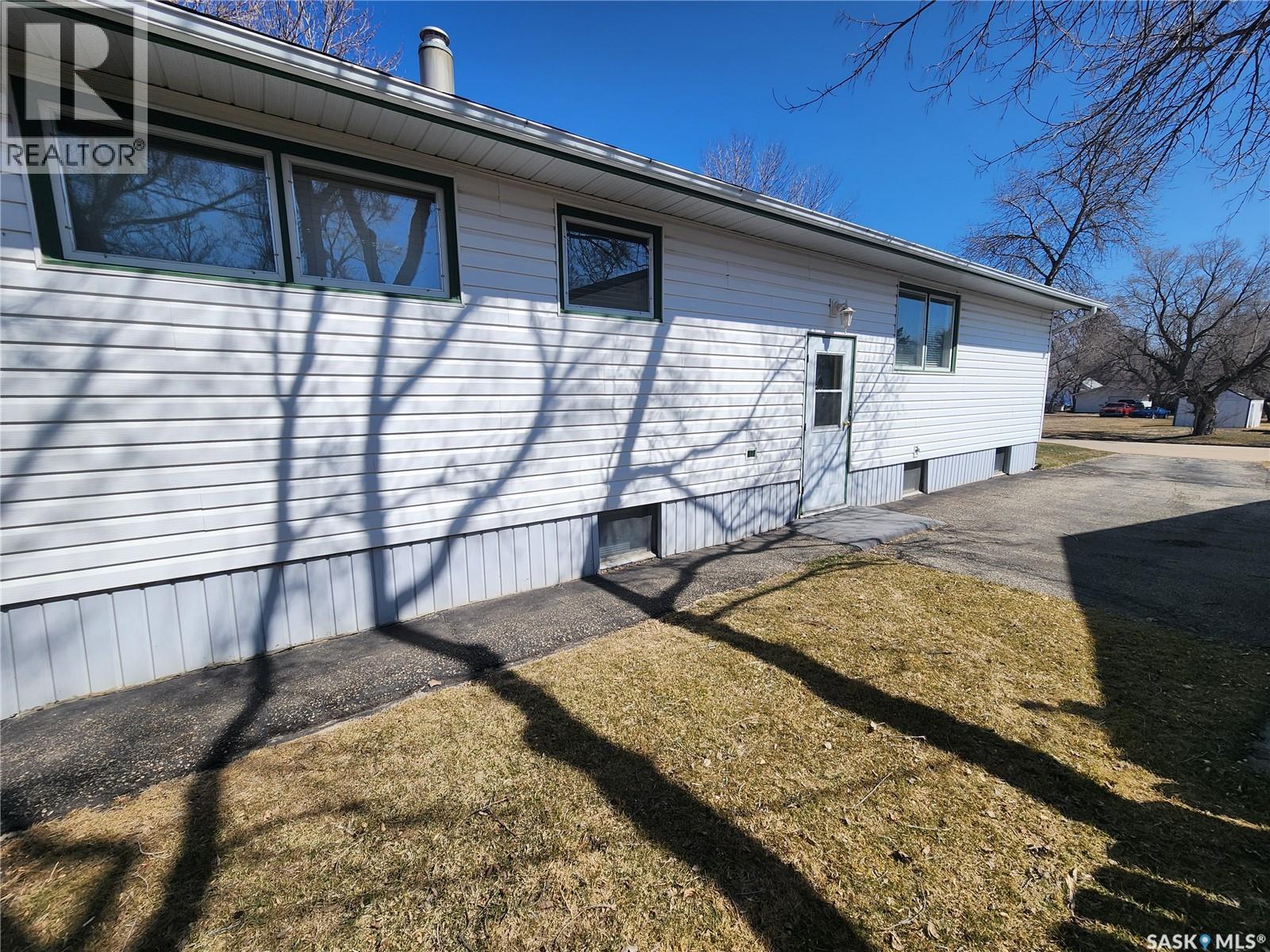 503 1st Avenue E, Lampman, Saskatchewan  S0C 1N0 - Photo 42 - SK033112