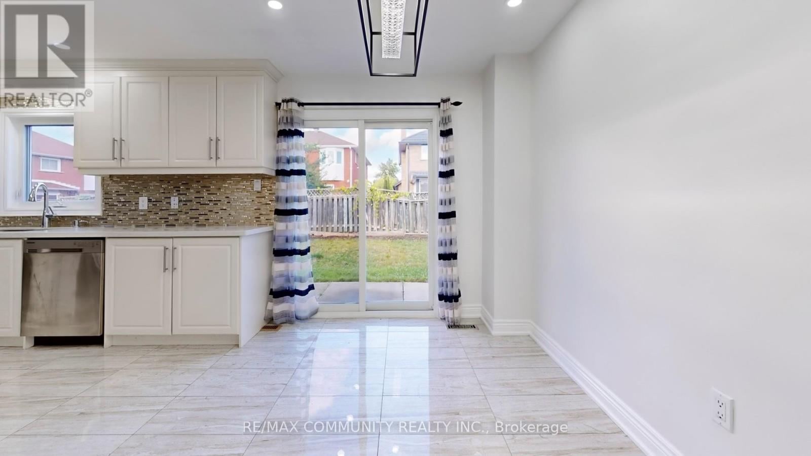 Main Fl - 32 Faywood Drive, Brampton, Ontario  L6Y 4K3 - Photo 9 - W13013770