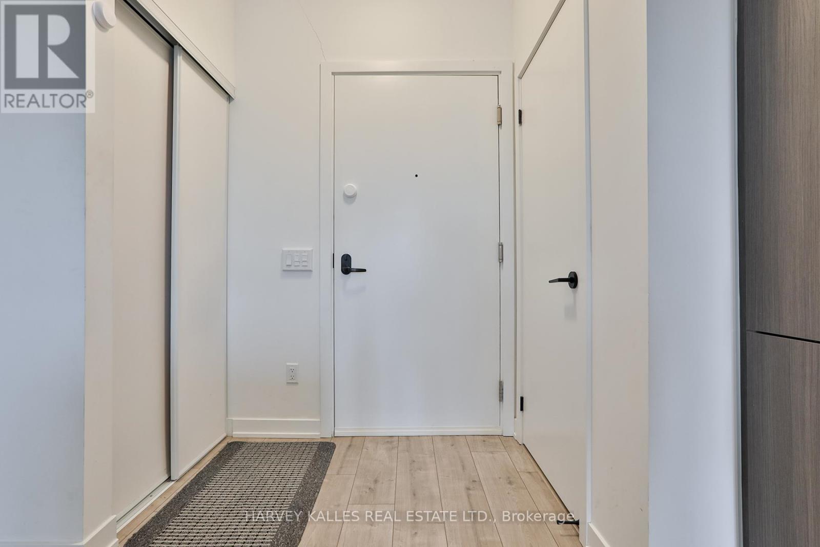 206 - 215 Lakeshore Road W, Mississauga, Ontario  L5H 1G5 - Photo 2 - W13013776