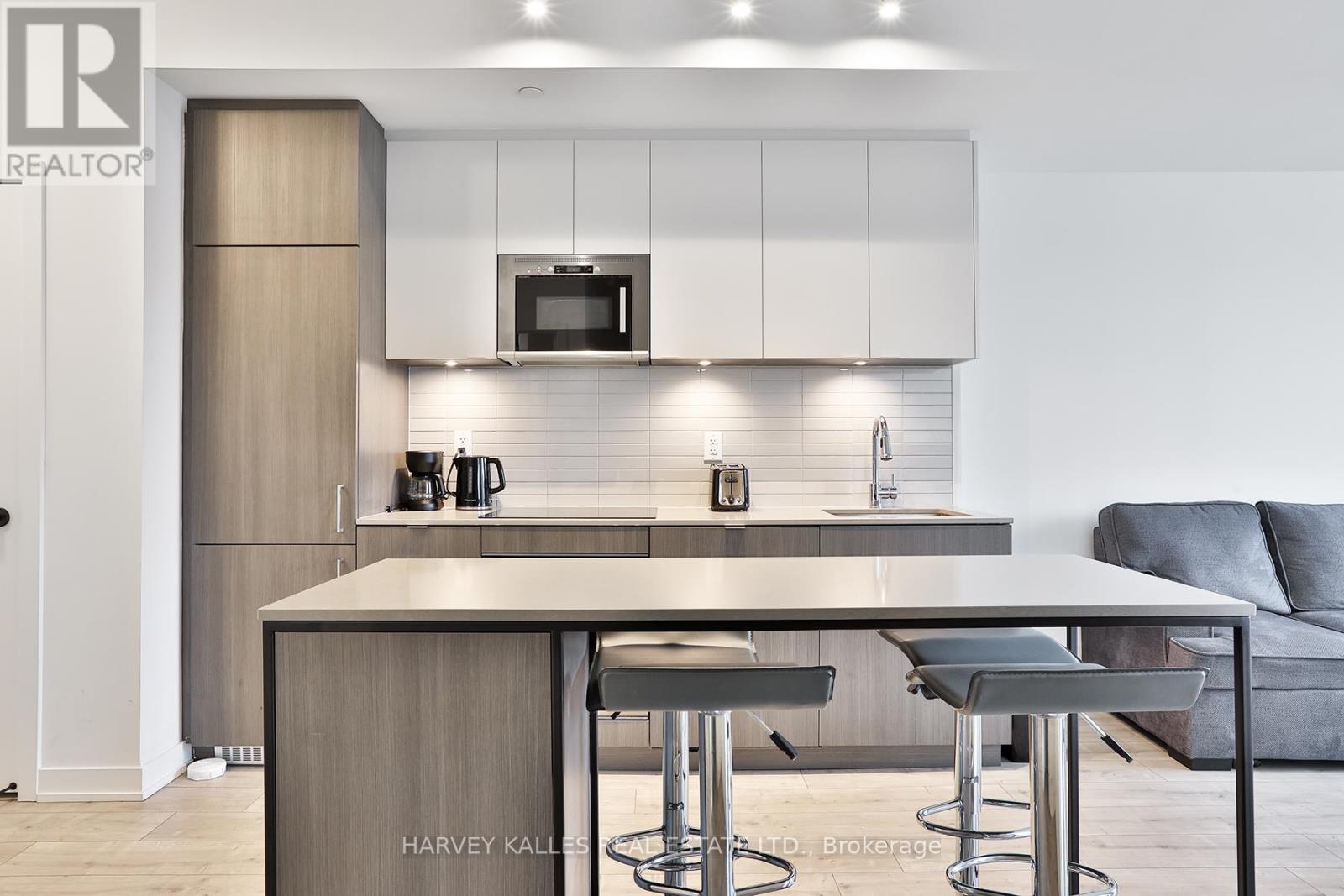 206 - 215 Lakeshore Road W, Mississauga, Ontario  L5H 1G5 - Photo 5 - W13013776