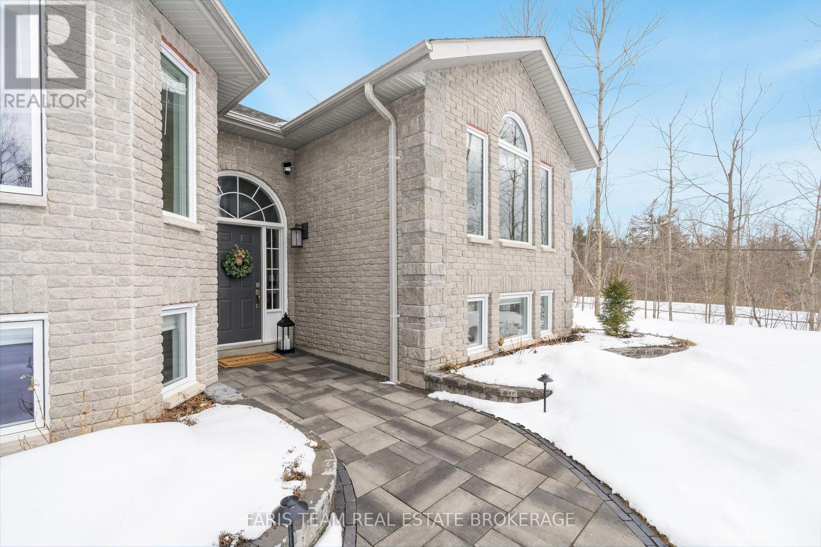 1 Pineview Drive, Oro-Medonte, Ontario  L0L 2L0 - Photo 4 - S12920064