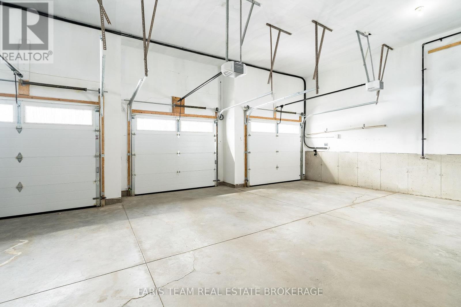 1 Pineview Drive, Oro-Medonte, Ontario  L0L 2L0 - Photo 41 - S12920064