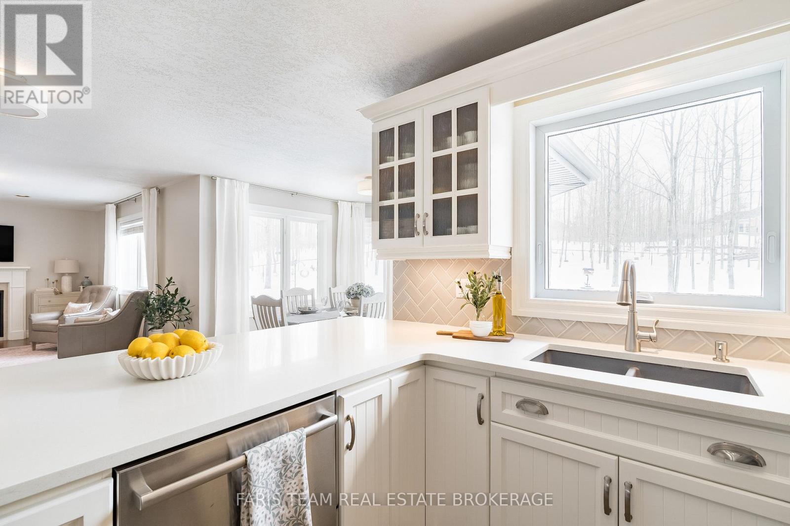 1 Pineview Drive, Oro-Medonte, Ontario  L0L 2L0 - Photo 6 - S12920064