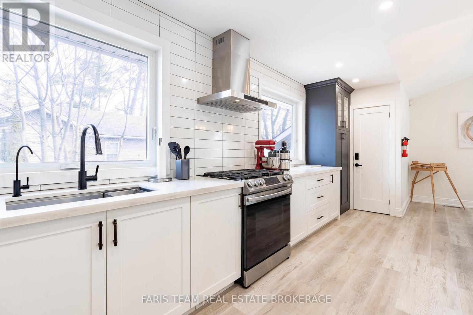 60 River Avenue Crescent, Wasaga Beach, Ontario  L9Z 2K6 - Photo 10 - S12927708