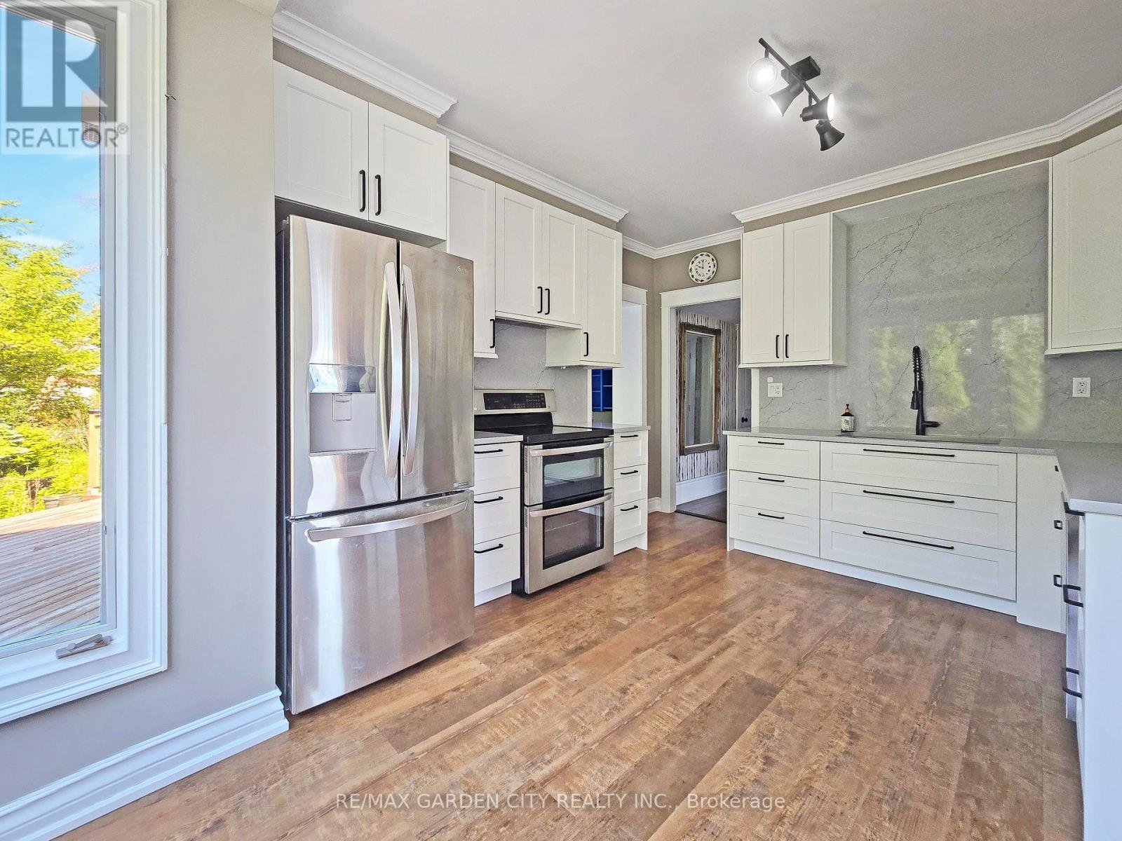 14 Robinson Street S, Grimsby, Ontario  L3M 3C4 - Photo 11 - X12737068