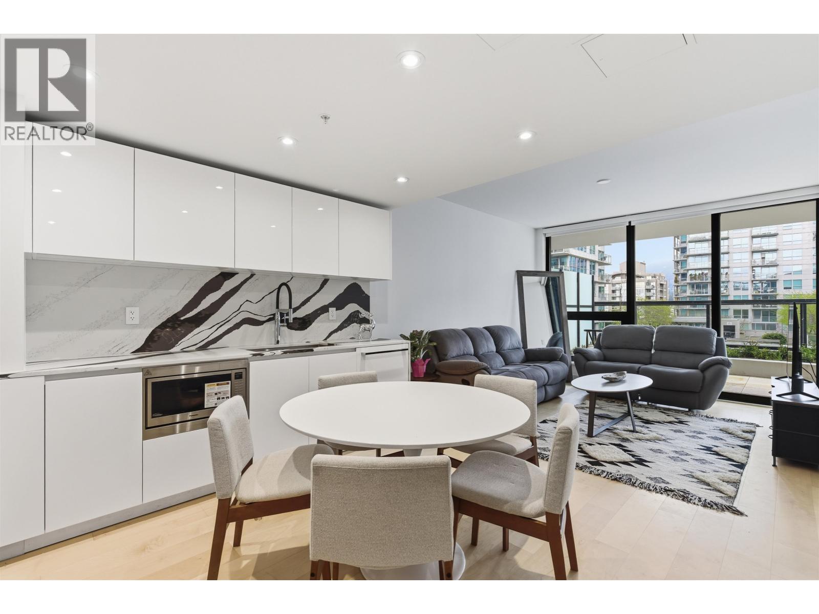 410 135 E 13TH STREET, North Vancouver, British Columbia