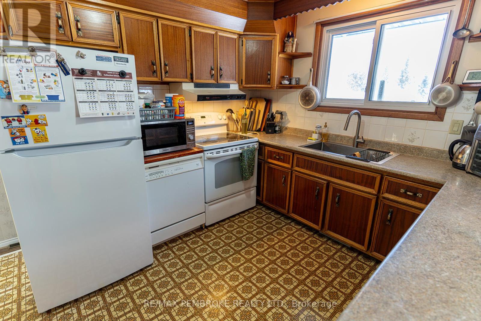 2 Silke Drive, Petawawa, Ontario  K8H 2K7 - Photo 25 - X12743782