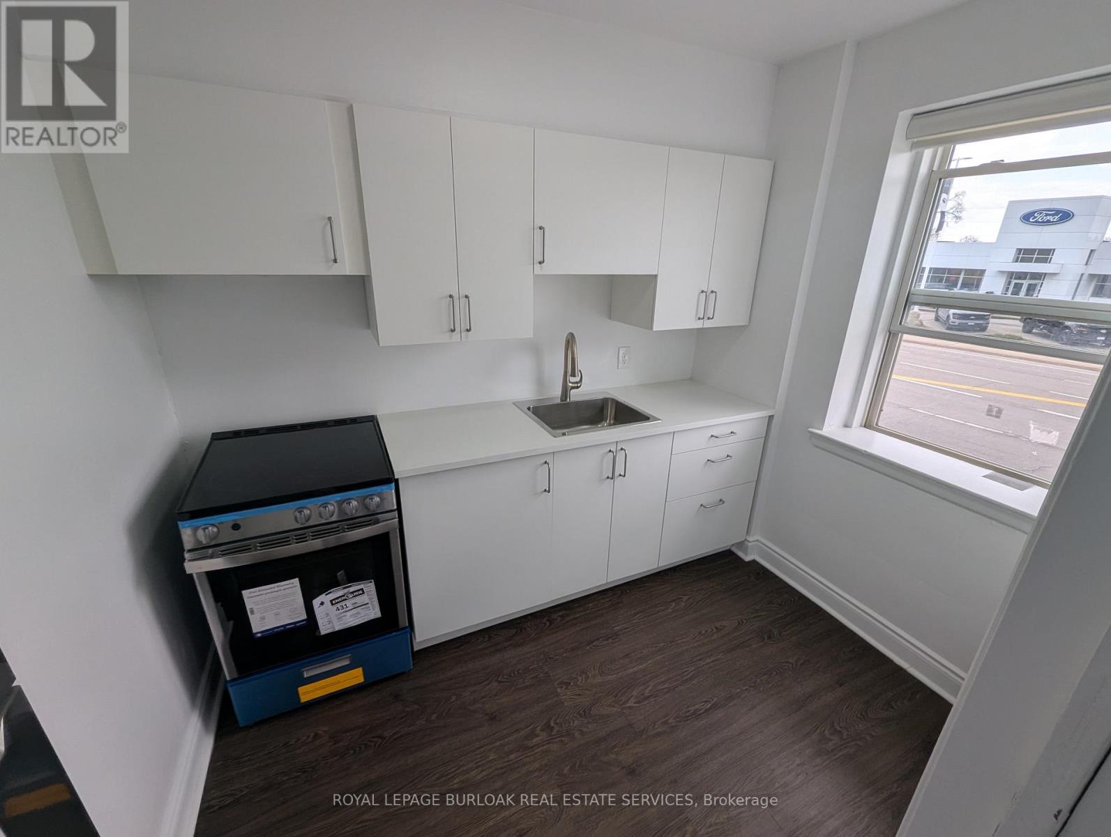 3 - 849 Brant Street, Burlington, Ontario  L7R 2J6 - Photo 4 - W13014138