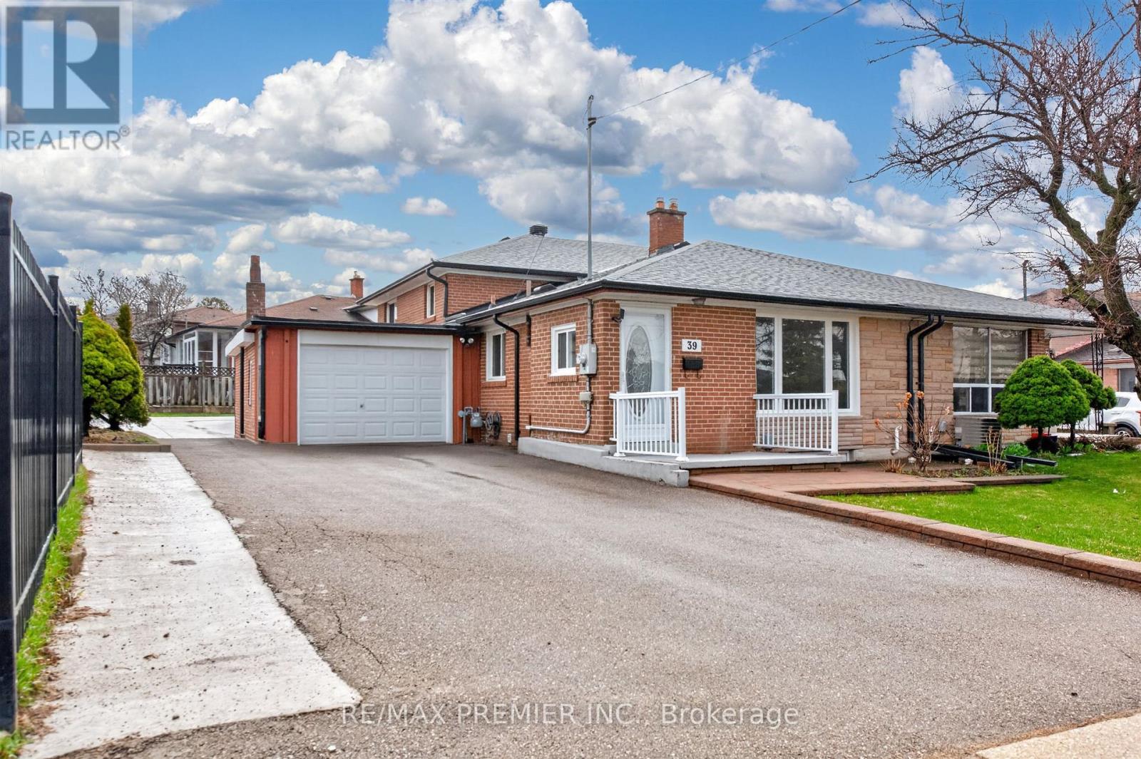 39 Hucknall Road, Toronto, Ontario  M3J 1V7 - Photo 2 - W13014148