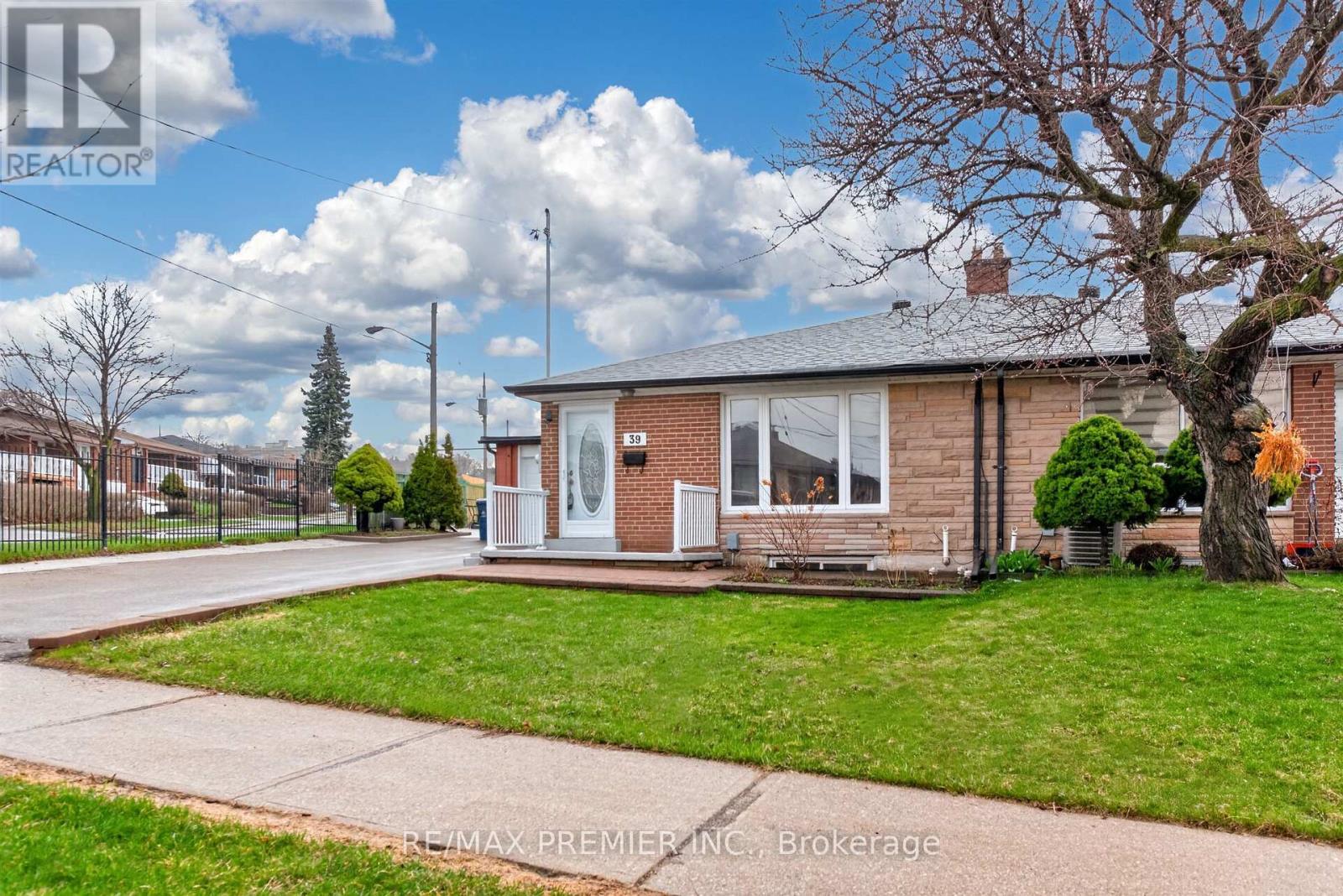 39 Hucknall Road, Toronto, Ontario  M3J 1V7 - Photo 3 - W13014148