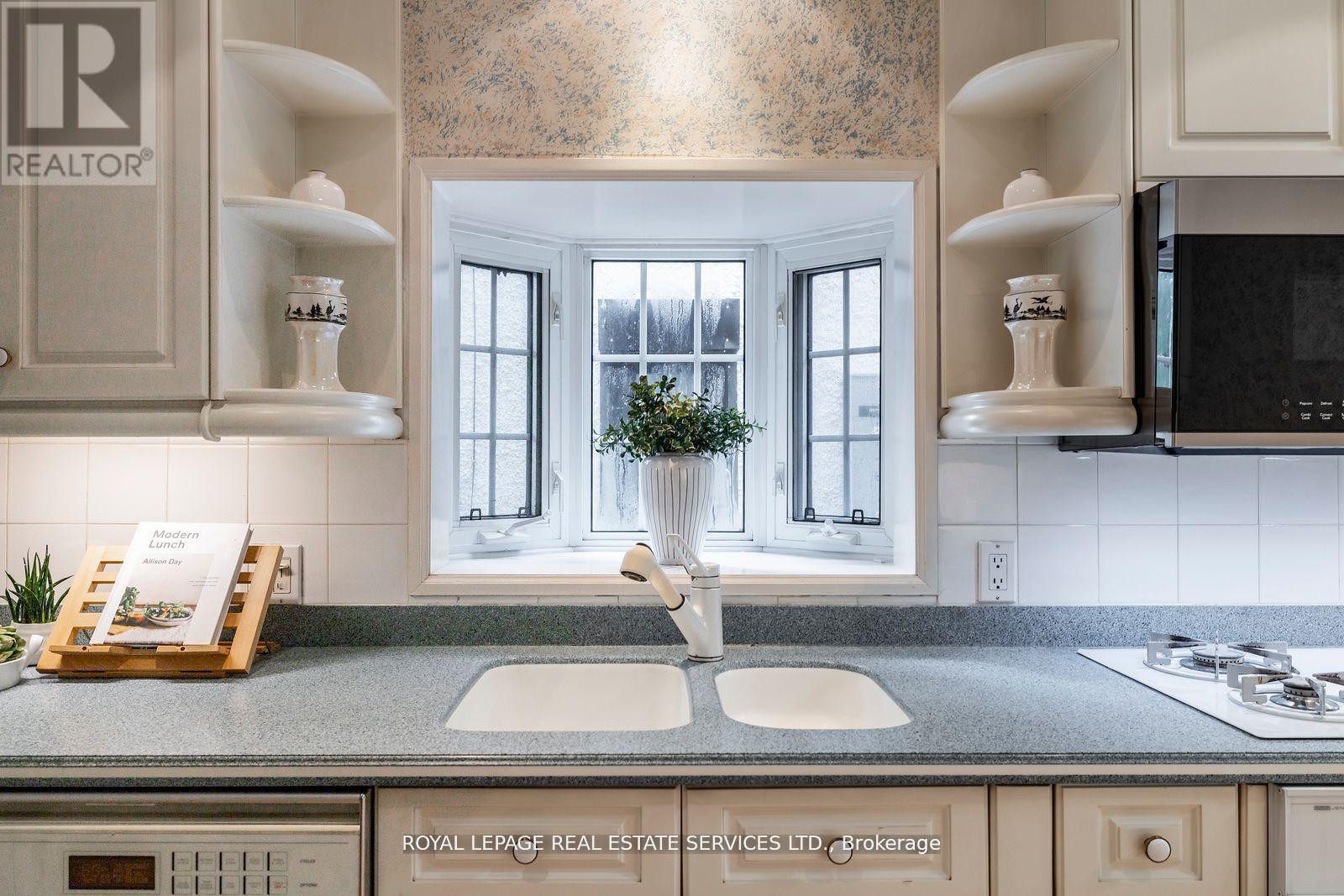 18 Queen Marys Drive, Toronto, Ontario  M8X 1S2 - Photo 14 - W13014202