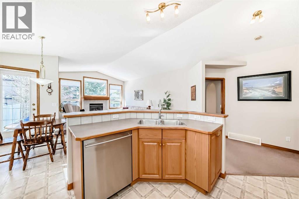 220 Rocky Ridge Villas Nw, Calgary, Alberta  T3G 4R3 - Photo 13 - A2297086