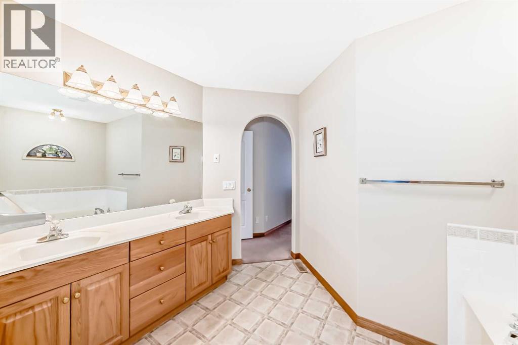 220 Rocky Ridge Villas Nw, Calgary, Alberta  T3G 4R3 - Photo 25 - A2297086