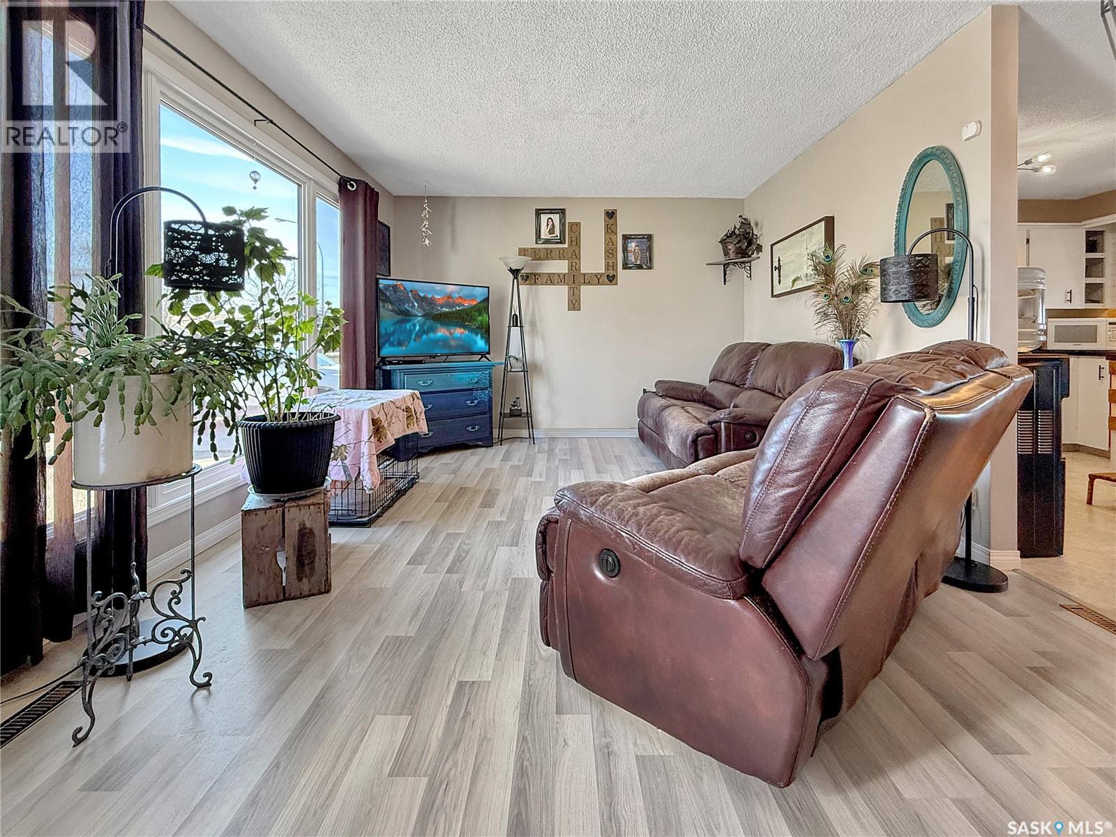 290 Burke Crescent, Swift Current, Saskatchewan  S9H 4H6 - Photo 3 - SK032965