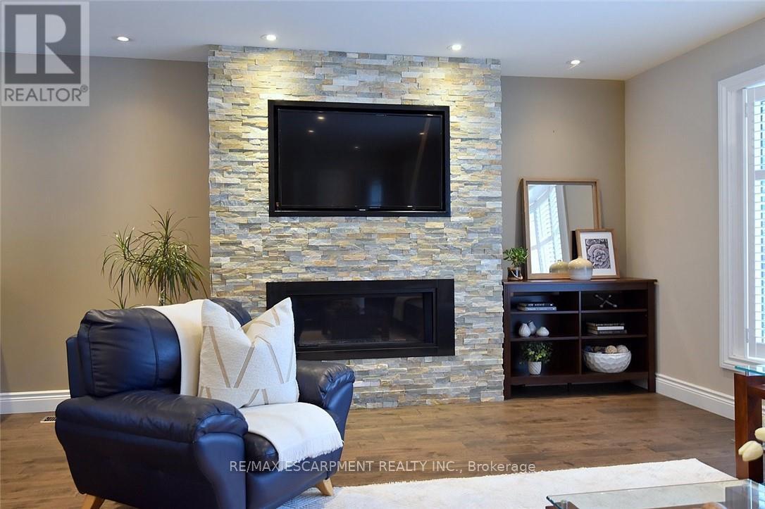 626 Vanderburgh Drive, Burlington, Ontario  L7T 3W6 - Photo 2 - W13014266