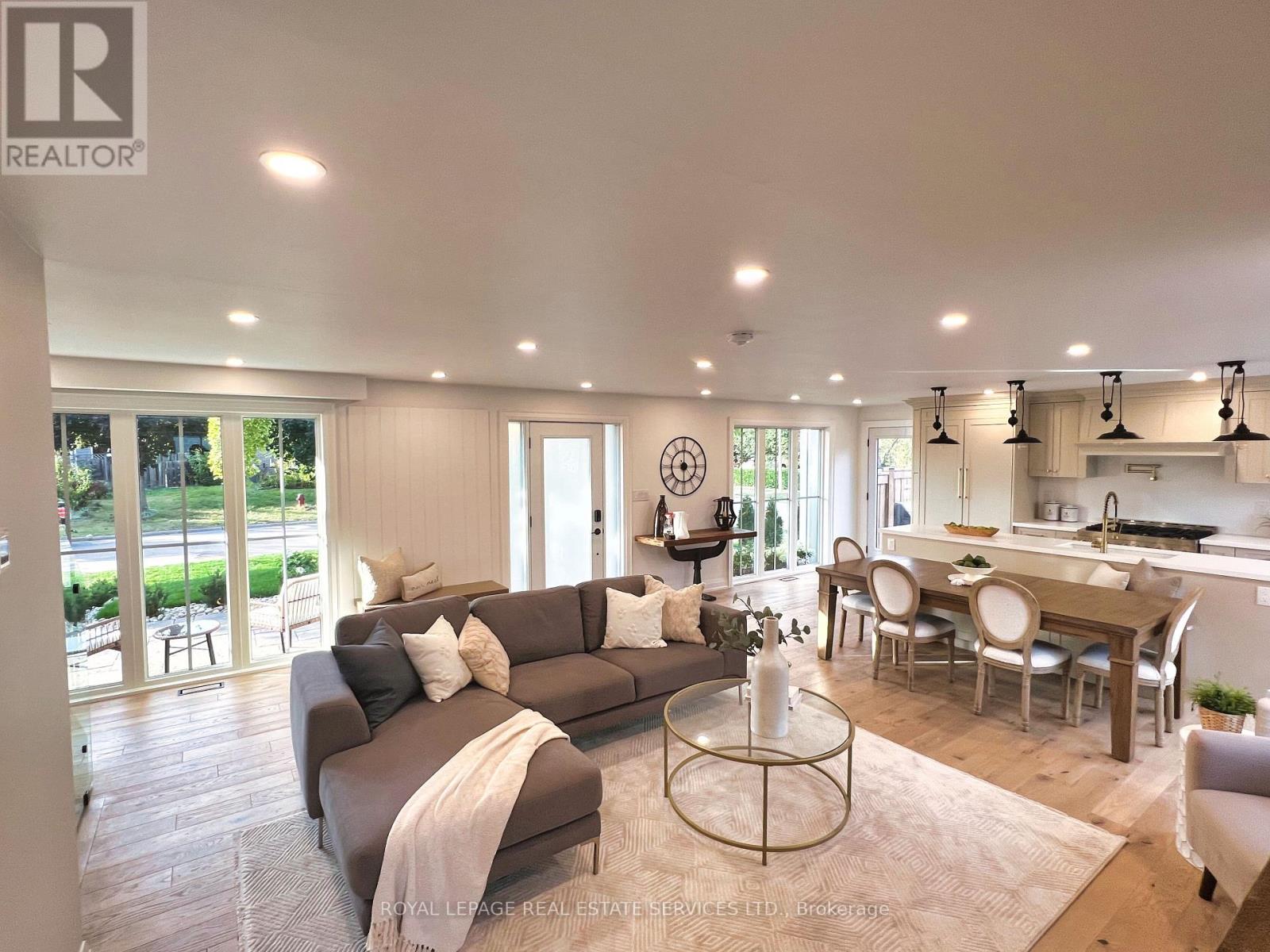 2212 Urwin Crescent, Oakville, Ontario  L6L 2T2 - Photo 3 - W12951654