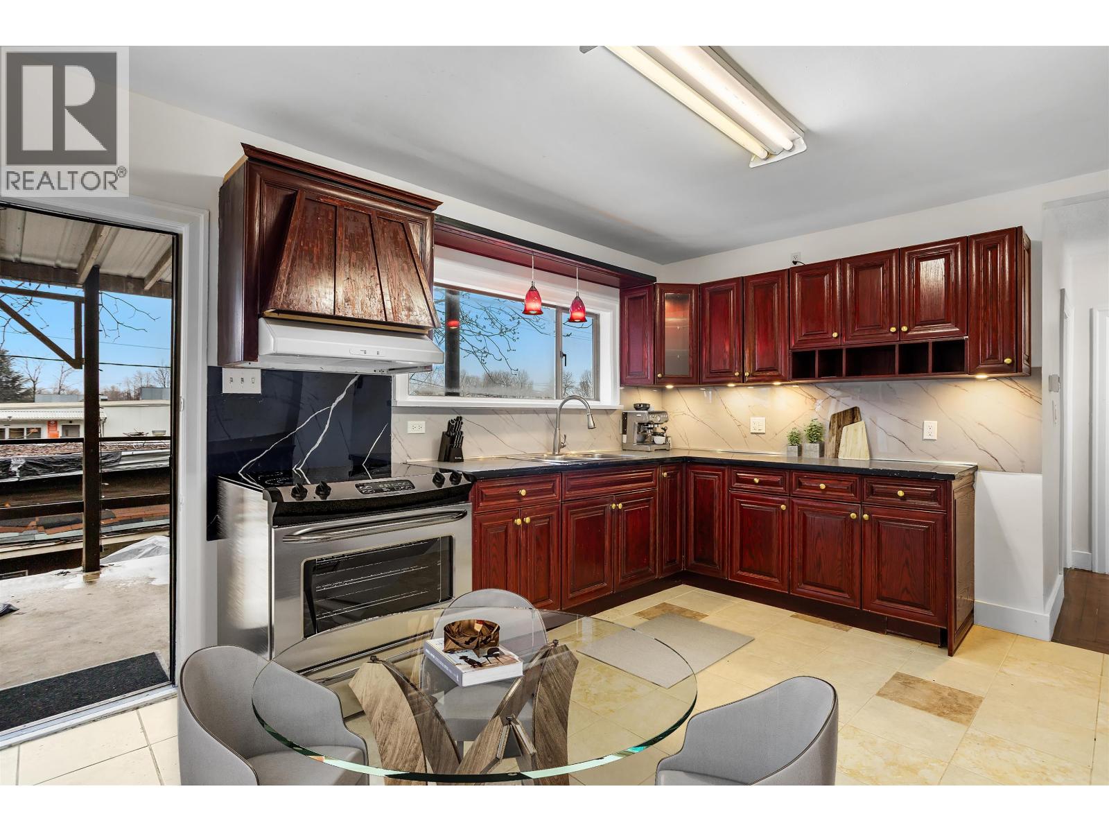 454 Rousseau Street, New Westminster, British Columbia  V3L 3R3 - Photo 2 - R3109448