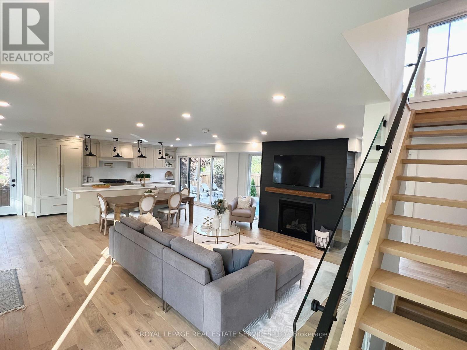 2212 Urwin Crescent, Oakville, Ontario  L6L 2T2 - Photo 4 - W12951654