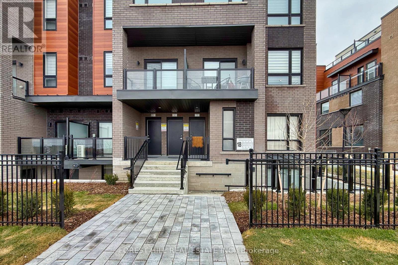 2 - 18 LYTHAM GREEN CIRCLE, Newmarket, Ontario