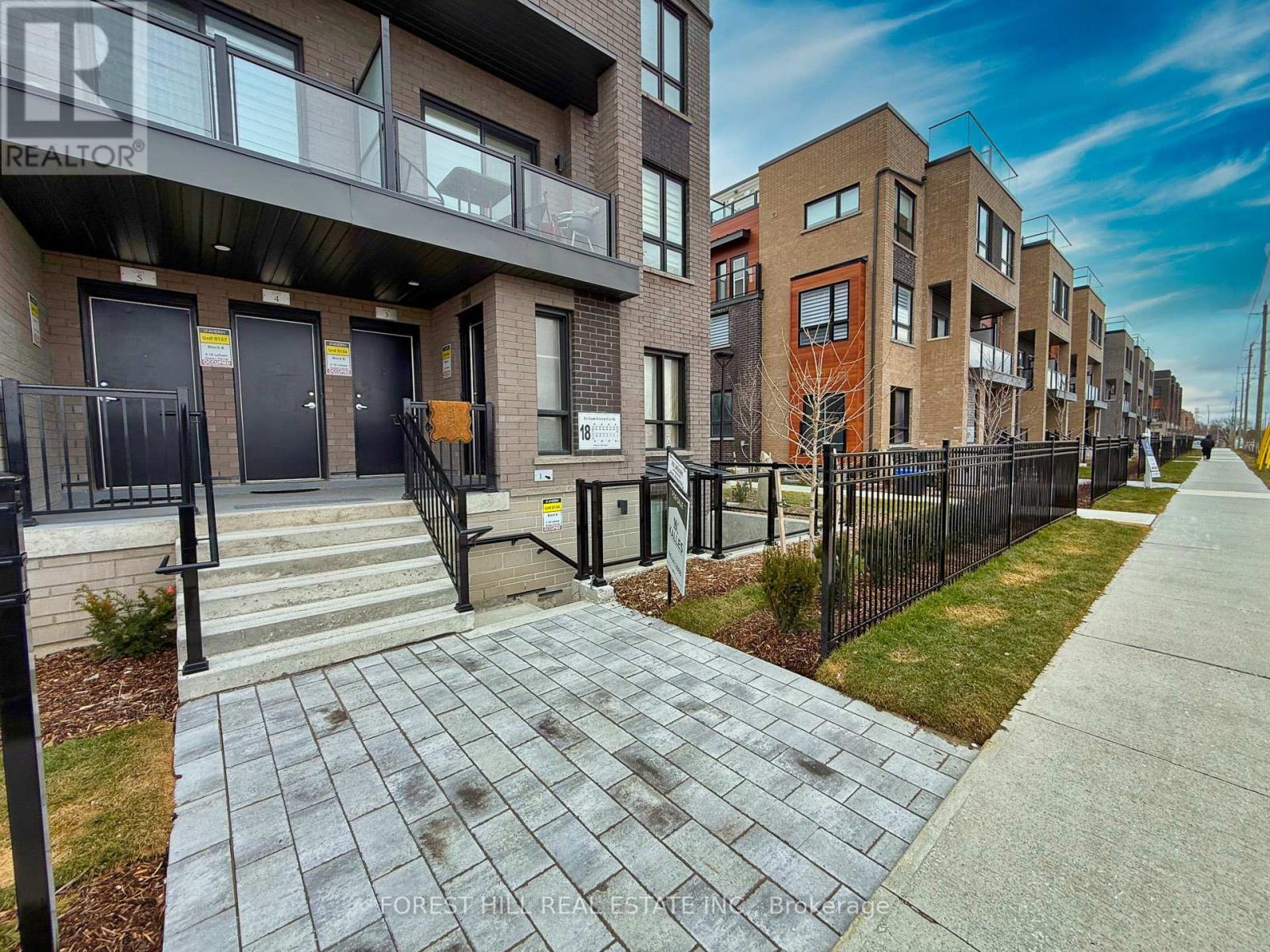 2 - 18 Lytham Green Circle, Newmarket, Ontario  L3Y 0H4 - Photo 2 - N13014346