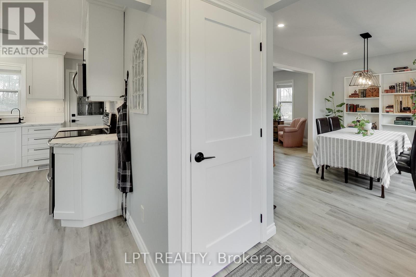 33 Ridge Road W, Oro-Medonte, Ontario  L0L 2E0 - Photo 3 - S13014394