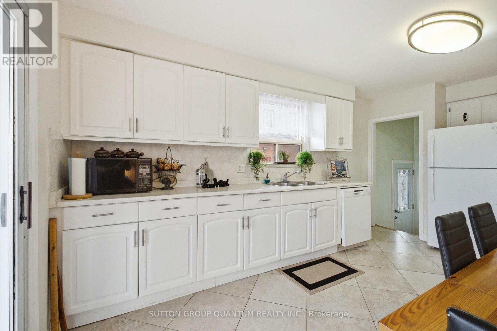 1257 Alexandra Avenue, Mississauga, Ontario  L5E 2A7 - Photo 9 - W13014540