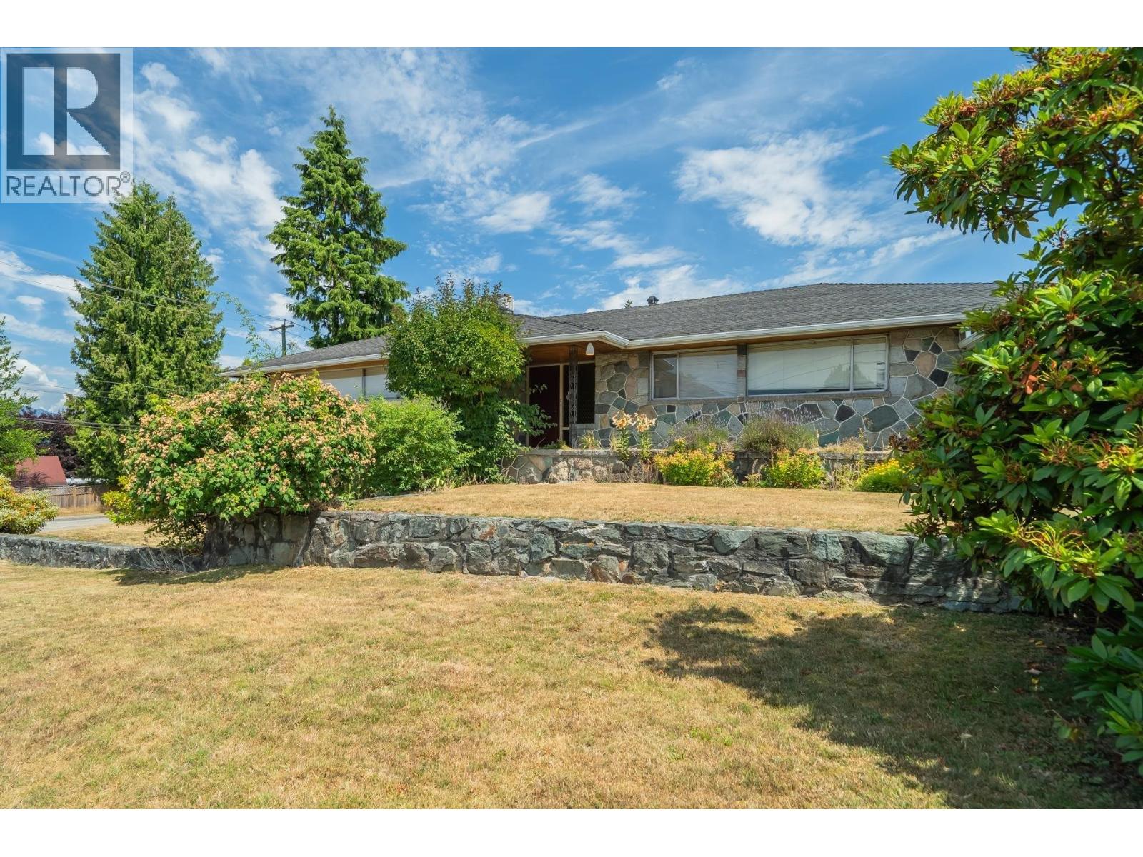 5240 Halley Avenue, Burnaby, British Columbia  V5H 2P8 - Photo 1 - R3112834