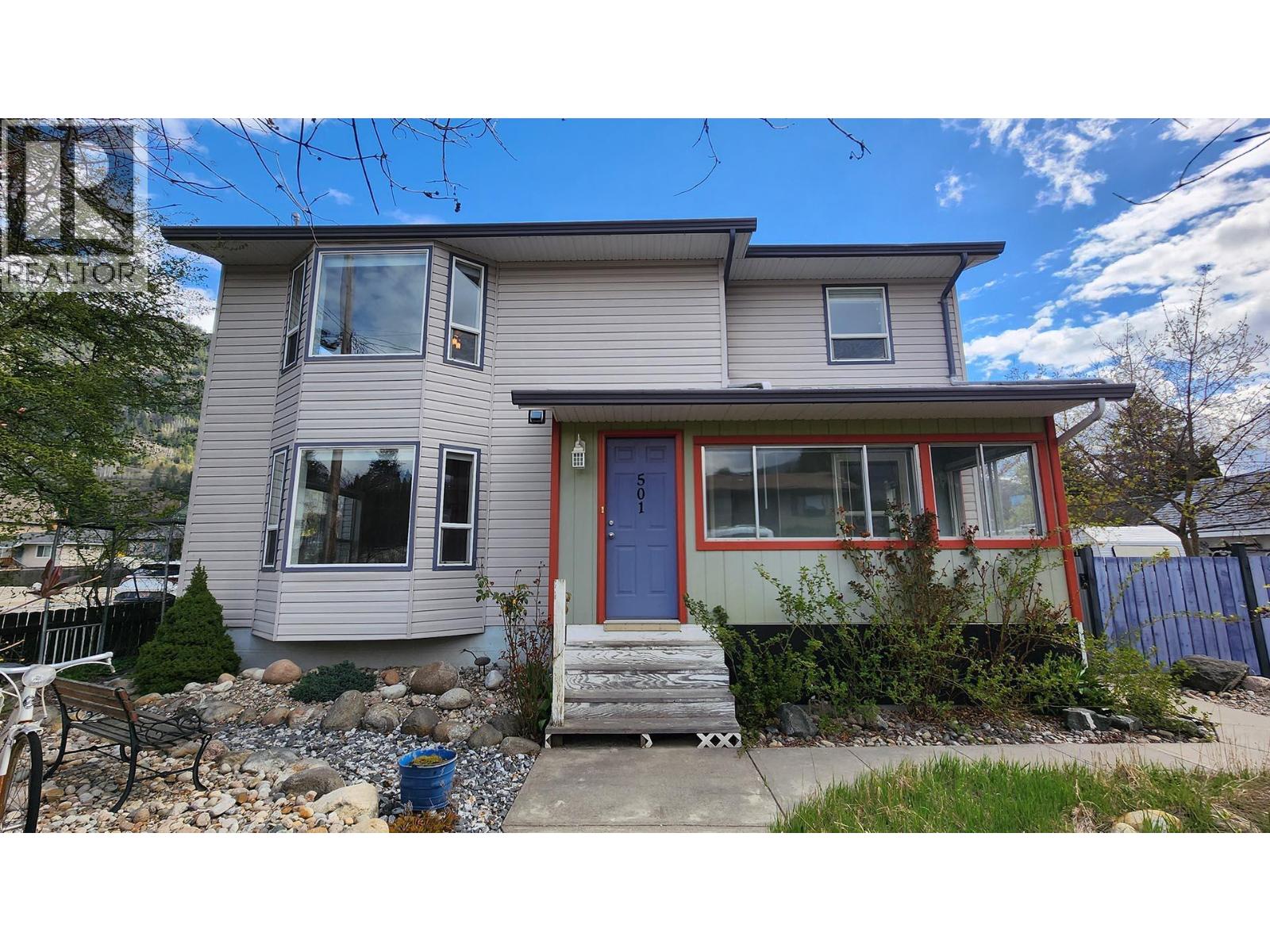 501 5th Avenue, Castlegar, British Columbia  V1N 1W1 - Photo 1 - 10383908
