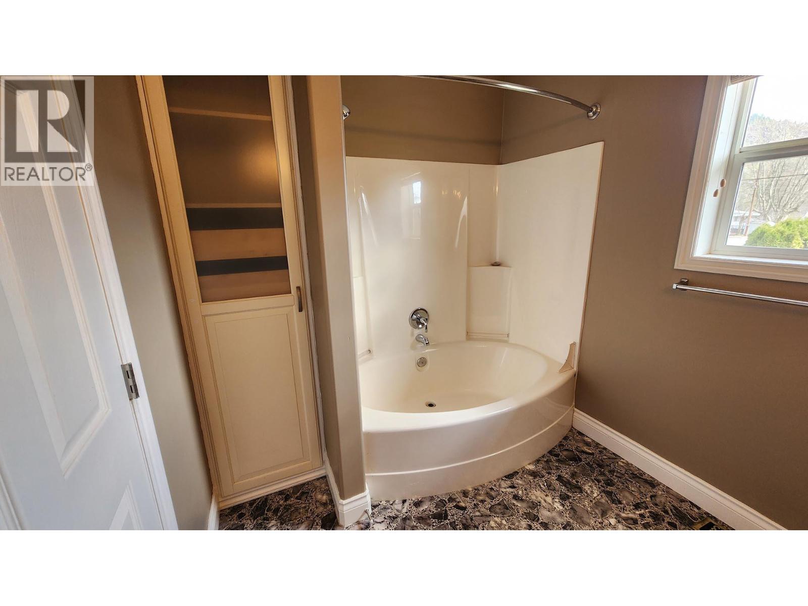 501 5th Avenue, Castlegar, British Columbia  V1N 1W1 - Photo 39 - 10383908