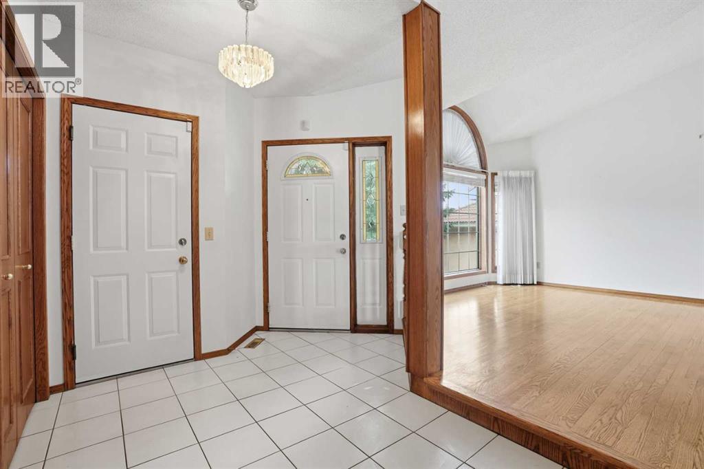 163 Sandringham Road NW, Calgary, Alberta  T3K 3Y5 - Photo 2 - A2302839