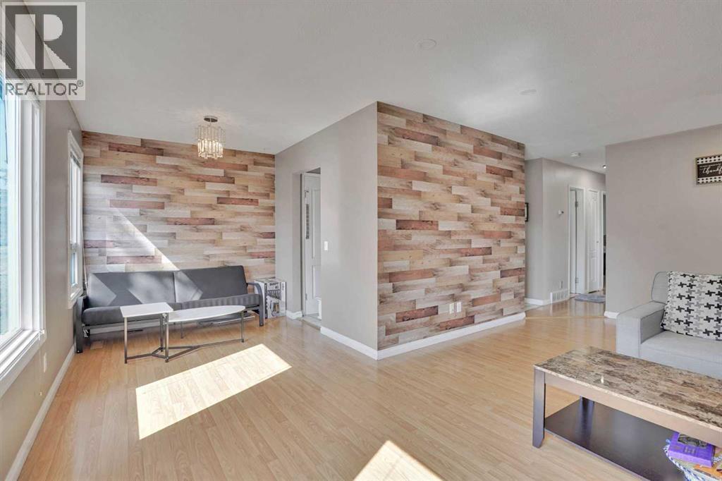 1004 Penrith Crescent Se, Calgary, Alberta  T2A 2H7 - Photo 2 - A2301823