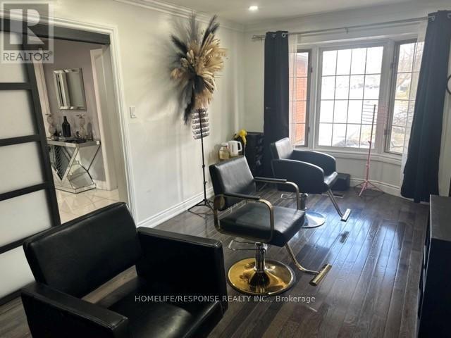 16 Cochrane Avenue, Brampton, Ontario  L6Z 4J4 - Photo 4 - W13014730