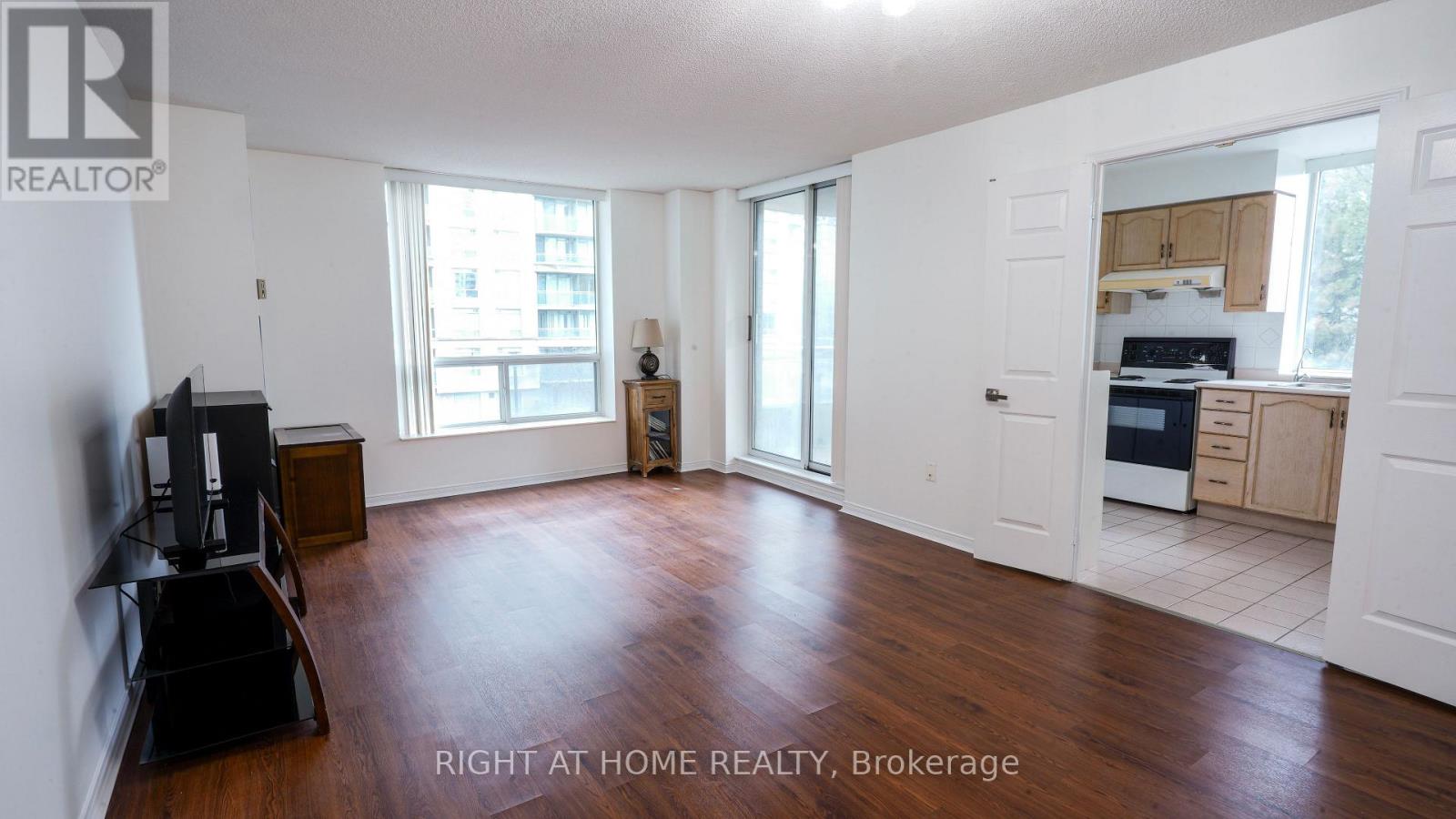 300 - 28 PEMBERTON AVENUE, toronto (newtonbrook east), Ontario