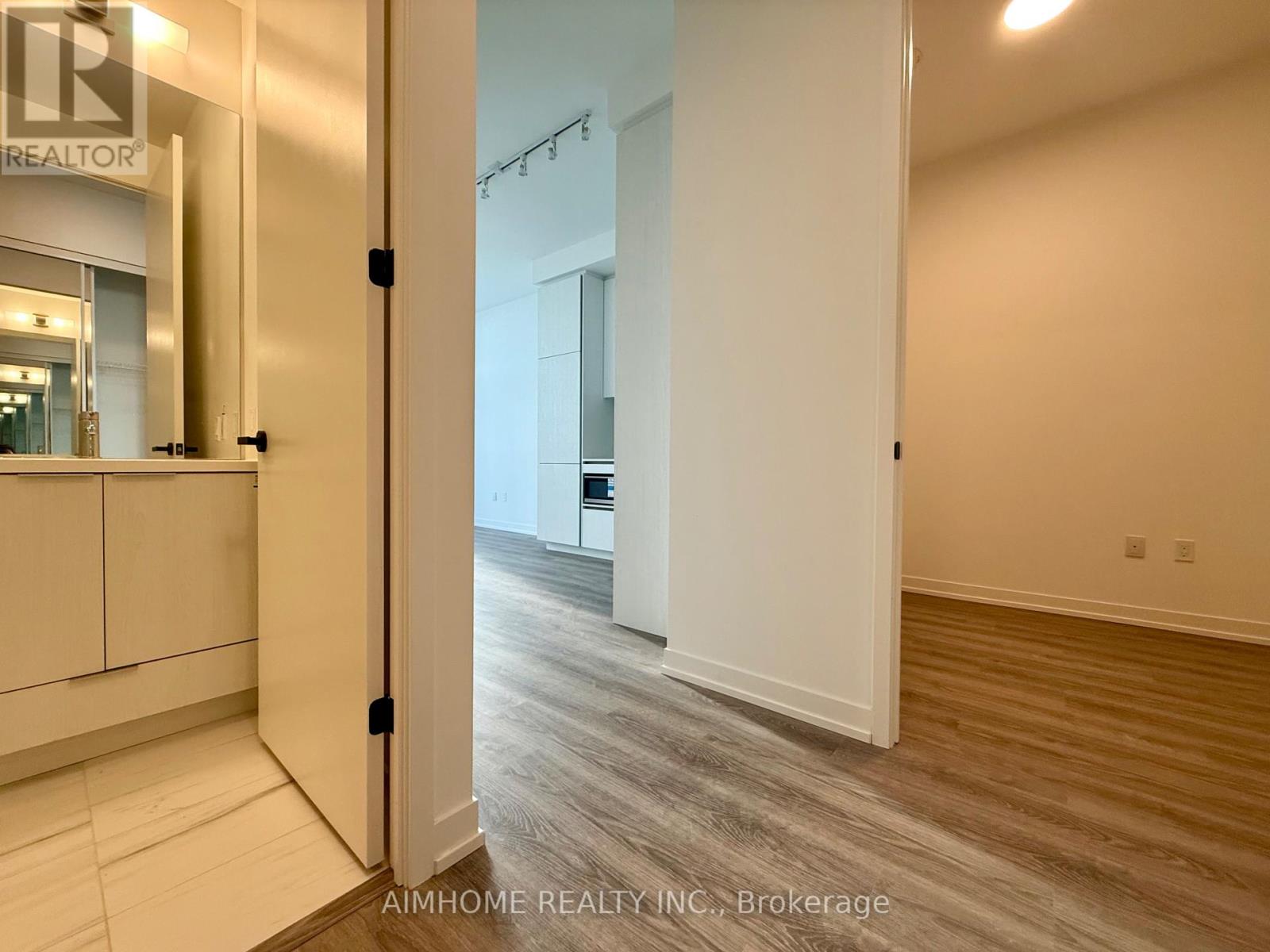 619 - 8 Interchange Way, Vaughan, Ontario  L4K 0R2 - Photo 2 - N13000686