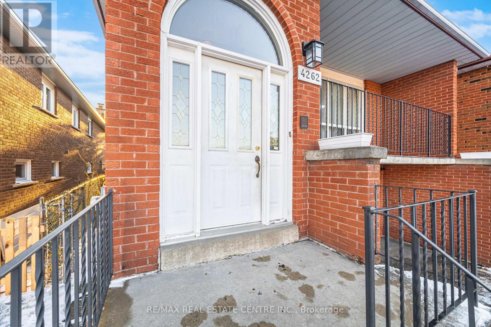 4262 Poltava Crescent, Mississauga (Rathwood), Ontario  L4W 3C2 - Photo 3 - W13014888