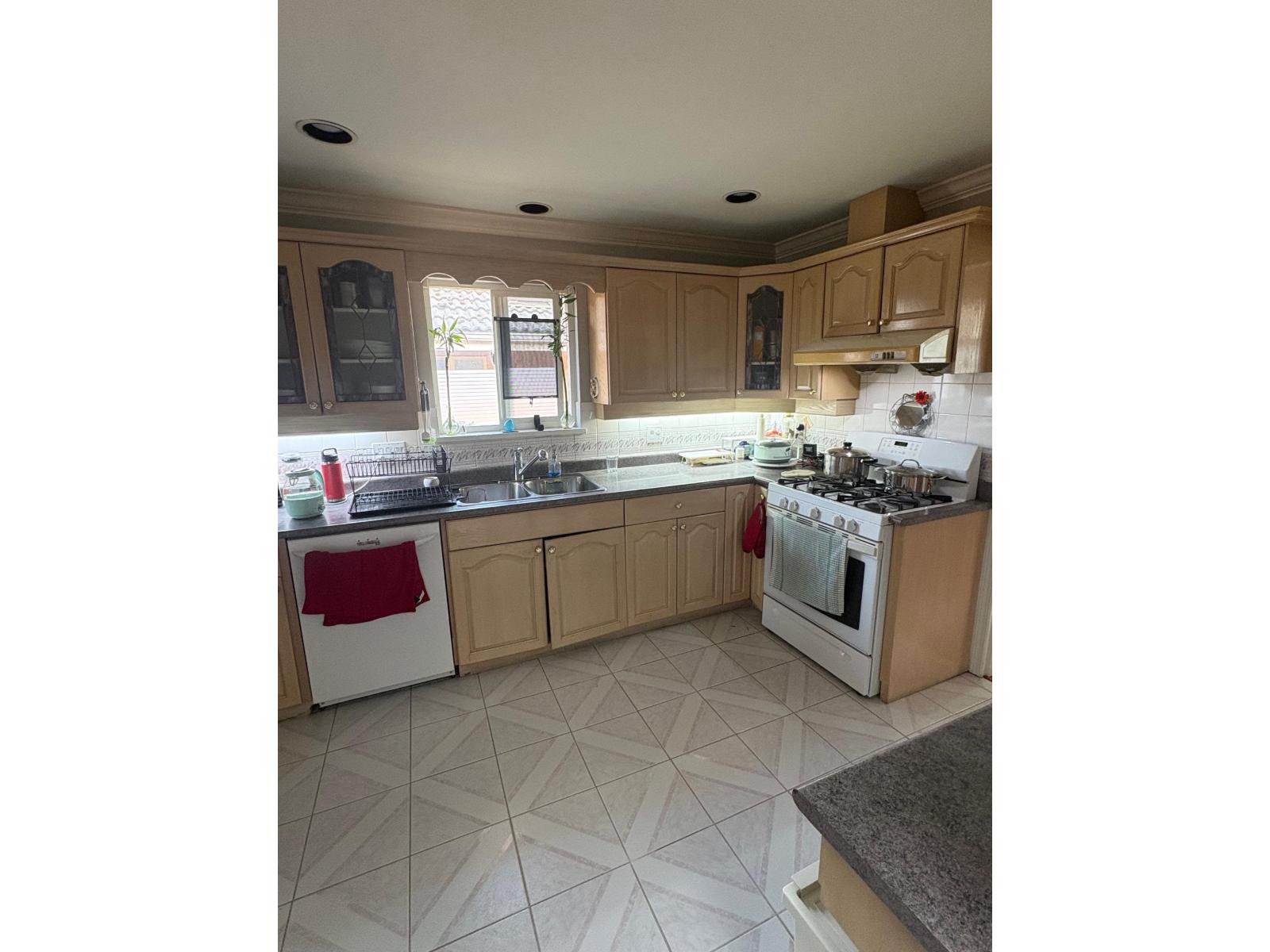 11903 98 Avenue, Surrey, British Columbia  V3V 8B3 - Photo 3 - R3112511