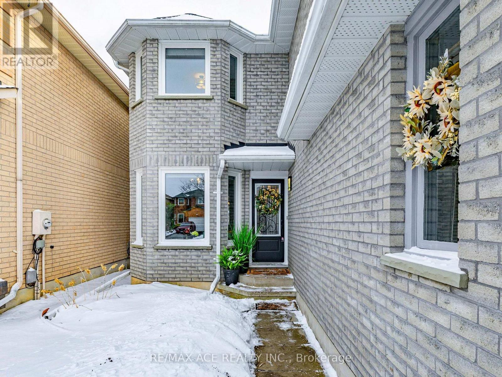 35 Stagemaster Crescent, Clarington, Ontario  L1E 2Y7 - Photo 2 - E13014934