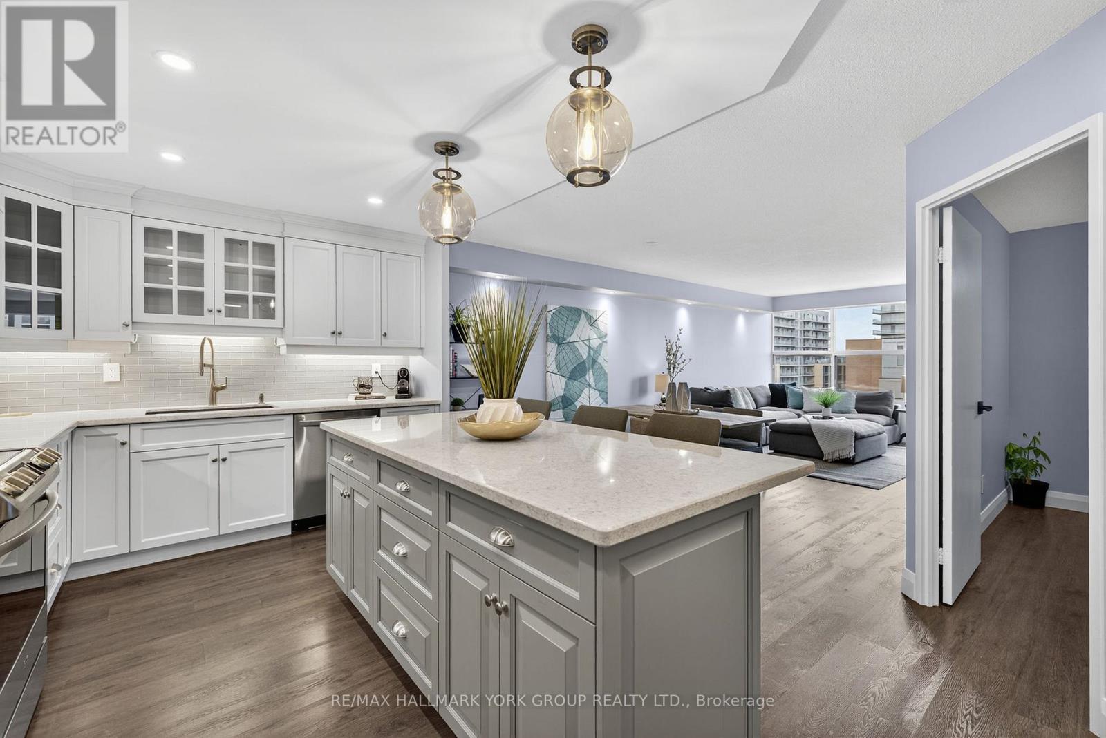 906 - 250 Davis Drive, Newmarket (Central Newmarket), Ontario  L3Y 7T7 - Photo 2 - N13014926