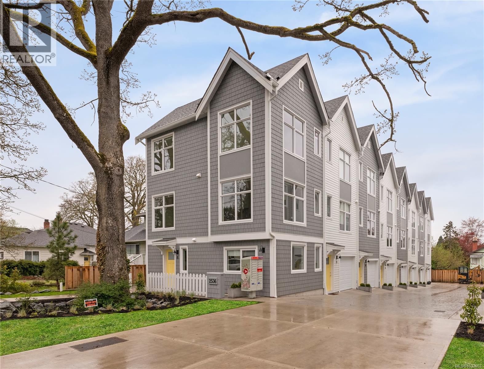 11 2536 Shelbourne St, Victoria, British Columbia