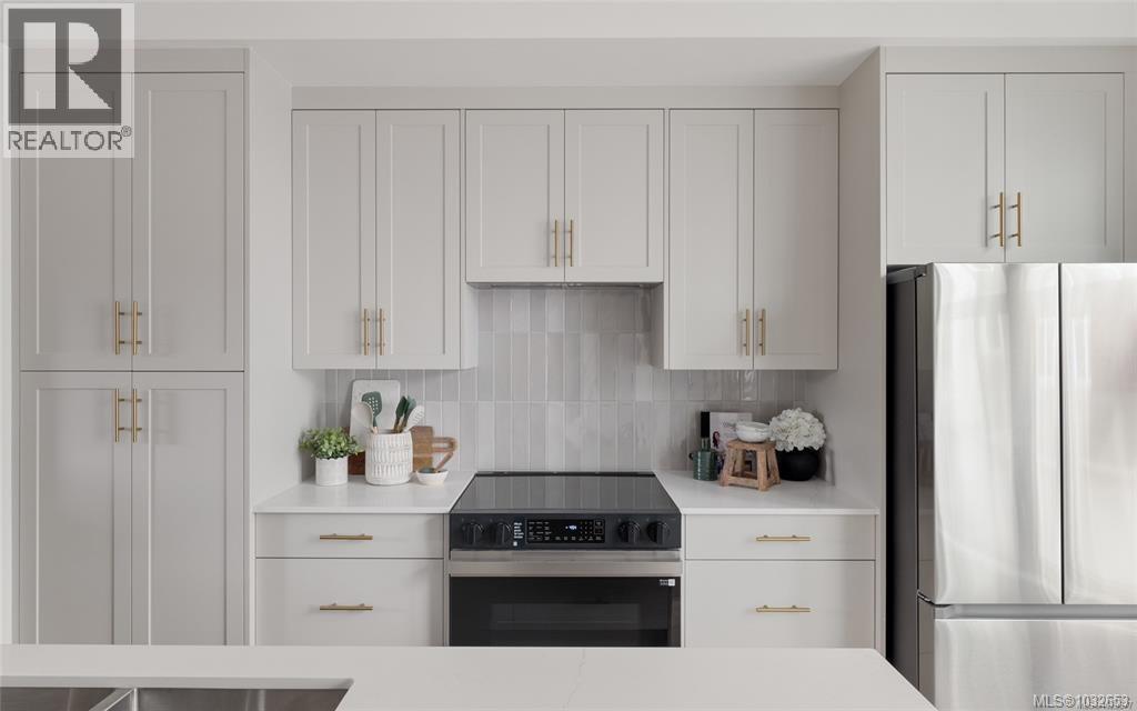 11 2536 Shelbourne St, Victoria, British Columbia  V8R 4L5 - Photo 5 - 1032653