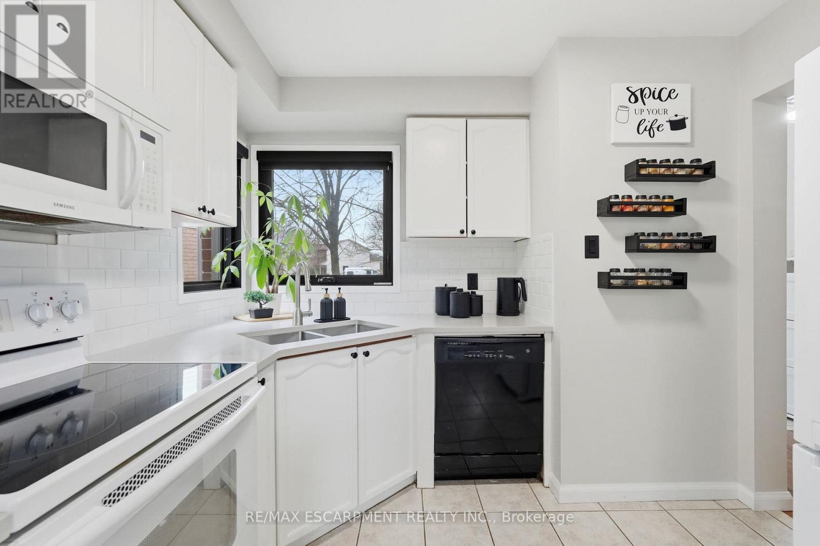 6 Woodcroft Crescent, Hamilton, Ontario  L8B 0H1 - Photo 5 - X13014904