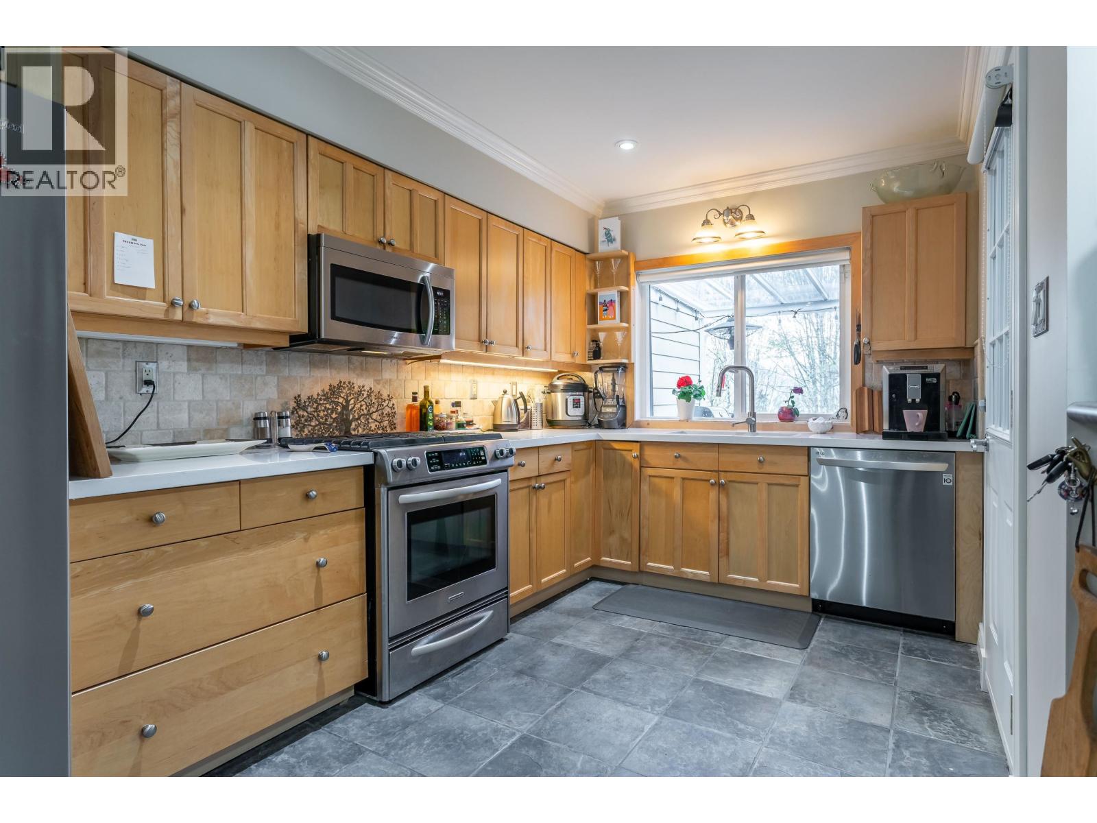 5823 Highfield Drive, Burnaby, British Columbia  V5B 1E4 - Photo 7 - R3112982