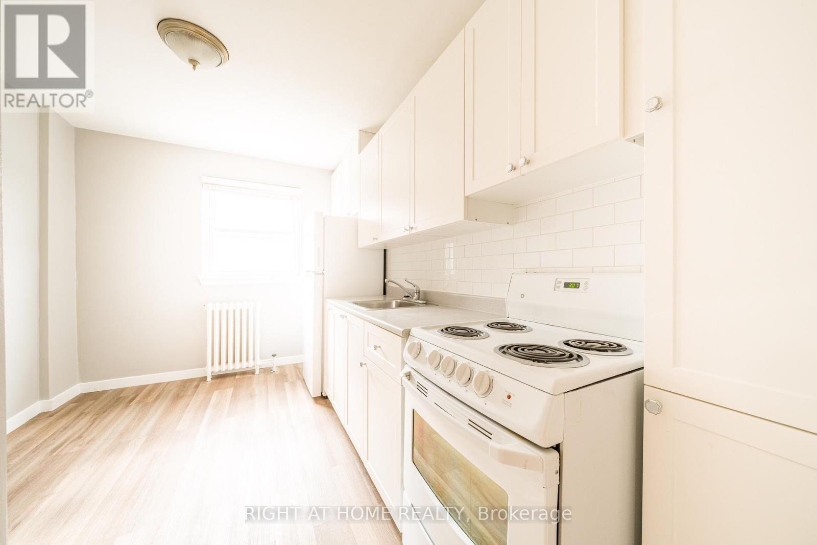4 - 340 Lakeshore Road W, Mississauga, Ontario  L5H 1H1 - Photo 6 - W13015020